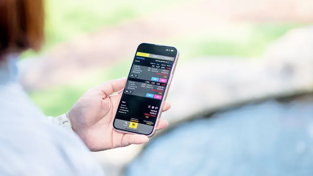 Trading marketing – smartfon z wynikami giełdowymi na ekranie